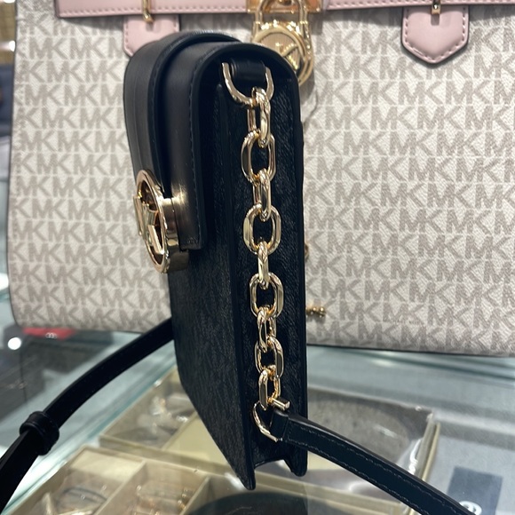 Michael Kors Carmen Small Logo Smartphone Crossbody Bag
Black Signature 
NWT - Picture 11 of 16